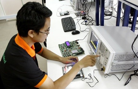 An engineer works at the Integrated Circuit Design Research and Education Centre at the HCM City-based Viet Nam National University. IT is one of the sectors that needs trained workers. — VNA/VNS Photo The Anh An engineer works at the Integrated Circuit Design Research and Education Centre at the HCM City-based Viet Nam National University. IT is one of the sectors that needs trained workers. — VNA/VNS Photo The Anh