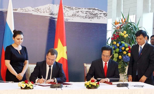 Prime Minister Nguyen Tan Dung (R) signs the free trade agreement between Vietnam and the Eurasia Economic Union Prime Minister Nguyen Tan Dung (R) signs the free trade agreement between Vietnam and the Eurasia Economic Union