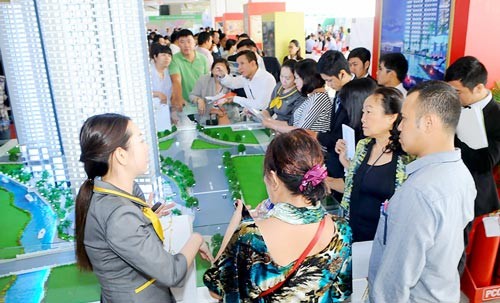 Customers learn about an apartment project (Photo: SGGP) Customers learn about an apartment project (Photo: SGGP)