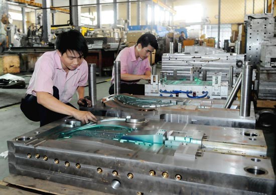 Precision mold making at Lap Phuc Company (Photo: SGGP) Precision mold making at Lap Phuc Company (Photo: SGGP)