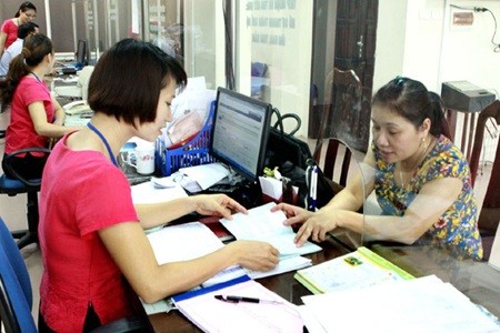 A resident completes procedures for social insurance at the Thai Nguyen Social Insurance Agency. People who pay voluntary social insurance will receive subsidies. — VNA/VNS Photo Duong Ngoc A resident completes procedures for social insurance at the Thai Nguyen Social Insurance Agency. People who pay voluntary social insurance will receive subsidies. — VNA/VNS Photo Duong Ngoc
