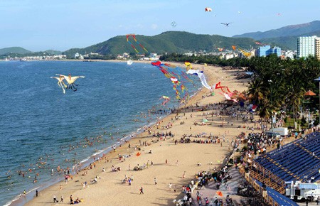 Tourists flock to Nha Trang to enjoy kite festival during Nha Trang Sea Festival -VNA Tourists flock to Nha Trang to enjoy kite festival during Nha Trang Sea Festival -VNA