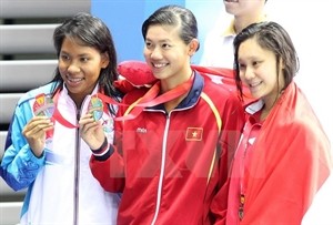 Nguyen Thi Anh Vien (centre) brought home 8 gold medals at the 28th Southeast Asian Games in Singapore (Photo: VNA) Nguyen Thi Anh Vien (centre) brought home 8 gold medals at the 28th Southeast Asian Games in Singapore (Photo: VNA)