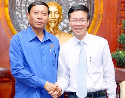 Standing Deputy Secretary of the Ho Chi Minh City Party Committee Vo Van Thuong (R) and Provincial Secretary of Champasak province Oudomsak Divixay. (Photo:SGGP) Standing Deputy Secretary of the Ho Chi Minh City Party Committee Vo Van Thuong (R) and Provincial Secretary of Champasak province Oudomsak Divixay. (Photo:SGGP)