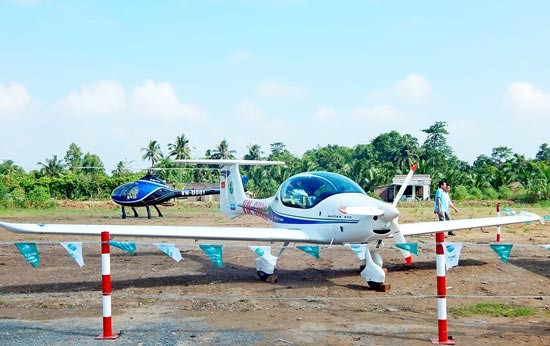 Green Planet Airways Joint Stock Company exhibits two twin -seat helicopter Rotorway A600. (Photo:SGGP) Green Planet Airways Joint Stock Company exhibits two twin -seat helicopter Rotorway A600. (Photo:SGGP)