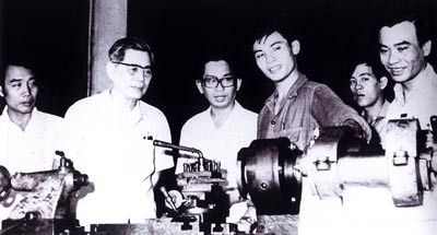 the general secretary of the Ho Chi Minh City's Party Committee Nguyen Van Linh visited the union for machinery and equipment (20.1.1984) (Source: SGGP) the general secretary of the Ho Chi Minh City's Party Committee Nguyen Van Linh visited the union for machinery and equipment (20.1.1984) (Source: SGGP)