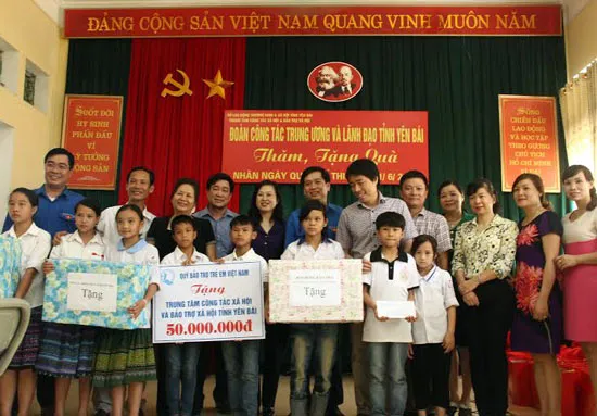 Tuyên dương trẻ em Tây Bắc có hoàn cảnh khó khăn vươn lên học giỏi