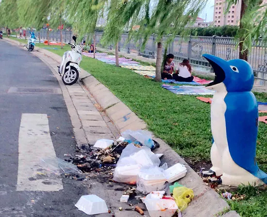 Lòng lề đường bị chiếm dụng: Cần giải pháp căn cơ