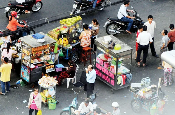Lấn chiếm vỉa hè cũng làm mất an toàn giao thông