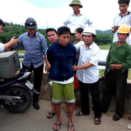 Bắt đối tượng vận chuyển 80kg thuốc nổ, 800 kíp mìn đi tiêu thụ
