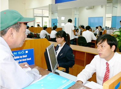 Tax personnel receive a resident in HCMC (Photo: SGGP) Tax personnel receive a resident in HCMC (Photo: SGGP)