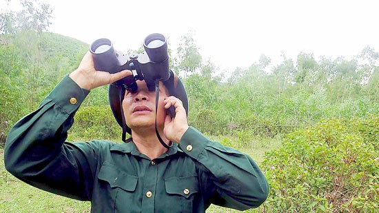 Tu observes langurs from a distance (Photo: SGGP) Tu observes langurs from a distance (Photo: SGGP)