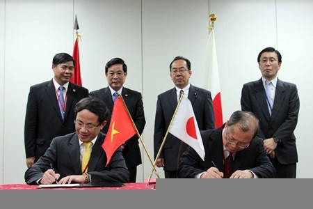 Minister Nguyen Bac Son (second from left) witnesses a memorandum of understanding signing ceremony between the Vietnam Posts and Telecommunications Group and Japan Post Co in Tokyo on his official visit to Japan. (Photo: VNA/VNS) Minister Nguyen Bac Son (second from left) witnesses a memorandum of understanding signing ceremony between the Vietnam Posts and Telecommunications Group and Japan Post Co in Tokyo on his official visit to Japan. (Photo: VNA/VNS)