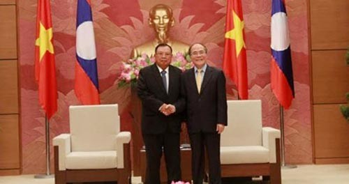 Chairman of National Assembly of Vietnam Nguyen Sinh Hung ( L ) and Vice President of Laos Buonnhang Vorachith. (Photo:SGGP) Chairman of National Assembly of Vietnam Nguyen Sinh Hung ( L ) and Vice President of Laos Buonnhang Vorachith. (Photo:SGGP)