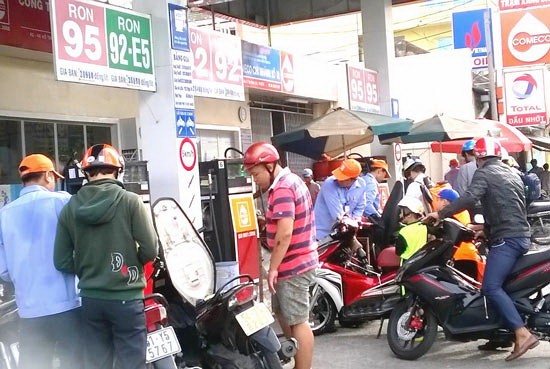 Although standing in front of E5 bio-gasoline pump, most customers fill up their vehicles with A92 or A95 gasoline. (Photo: SGGP) Although standing in front of E5 bio-gasoline pump, most customers fill up their vehicles with A92 or A95 gasoline. (Photo: SGGP)