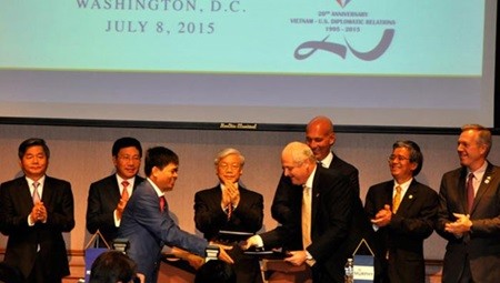 Representatives of the Viet Nam National Oil and Gas Group and Murphy Oil Corporation signed a memorandum of understanding to boost cooperation in oil and gas projects on July 8 in the US. (Photo: VNA/VNS) Representatives of the Viet Nam National Oil and Gas Group and Murphy Oil Corporation signed a memorandum of understanding to boost cooperation in oil and gas projects on July 8 in the US. (Photo: VNA/VNS)