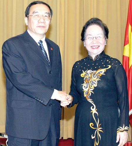 Vice President Nguyen Thi Doan (right) meets Yang Xiaodu, Deputy Secretary of the Communist Party of China Central Committee's Commission for Discipline Inspection yesterday in Ha Noi. — VNA/VNS Photo Nguyen Dan Vice President Nguyen Thi Doan (right) meets Yang Xiaodu, Deputy Secretary of the Communist Party of China Central Committee's Commission for Discipline Inspection yesterday in Ha Noi. — VNA/VNS Photo Nguyen Dan