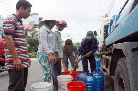 Residents of Kien Giang Province's Rach Gia City wait to collect potable water from a tanker. A serious water shortage has badly affected daily lives over the last several weeks. — VNA/VNS Photo Truong Giang Residents of Kien Giang Province's Rach Gia City wait to collect potable water from a tanker. A serious water shortage has badly affected daily lives over the last several weeks. — VNA/VNS Photo Truong Giang