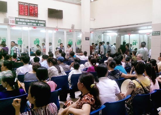 A throng of patients waiting to see doctor at bach Mai Hospital in Hanoi (Photo: SGGP) A throng of patients waiting to see doctor at bach Mai Hospital in Hanoi (Photo: SGGP)