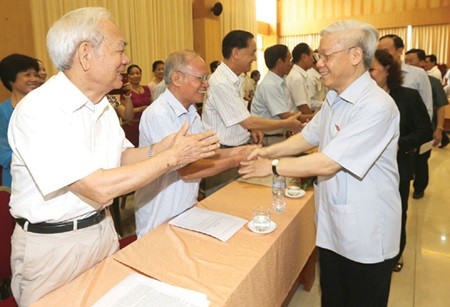 Party General Secretary Nguyen Phu Trong (right) meets with voters in Hoan Kiem District, Ha Noi on Saturday. — VNA/VNS Photo Tri Dung Party General Secretary Nguyen Phu Trong (right) meets with voters in Hoan Kiem District, Ha Noi on Saturday. — VNA/VNS Photo Tri Dung