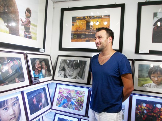 French photographer Réhahn Croquevielle at a gallery in Hoi An (Photo: SGGP) French photographer Réhahn Croquevielle at a gallery in Hoi An (Photo: SGGP)