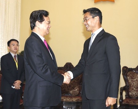 Prime Minister Nguyen Tan Dung (left) shakes hand with World Economic Forum Executive Director Philipp Rosler, who is on a working visit to Viet Nam, at the Government headquarters yesterday. (Photo: VNA/VNS) Prime Minister Nguyen Tan Dung (left) shakes hand with World Economic Forum Executive Director Philipp Rosler, who is on a working visit to Viet Nam, at the Government headquarters yesterday. (Photo: VNA/VNS)