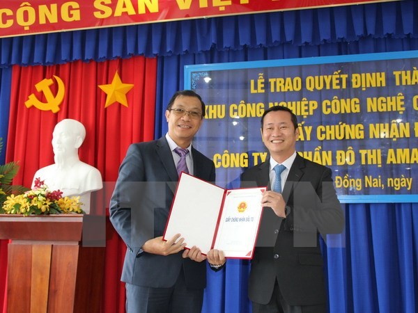 Dong Nai province grants the investment certificate to Amata Vietnam at a ceremony on July 22 (Photo: VNA) Dong Nai province grants the investment certificate to Amata Vietnam at a ceremony on July 22 (Photo: VNA)