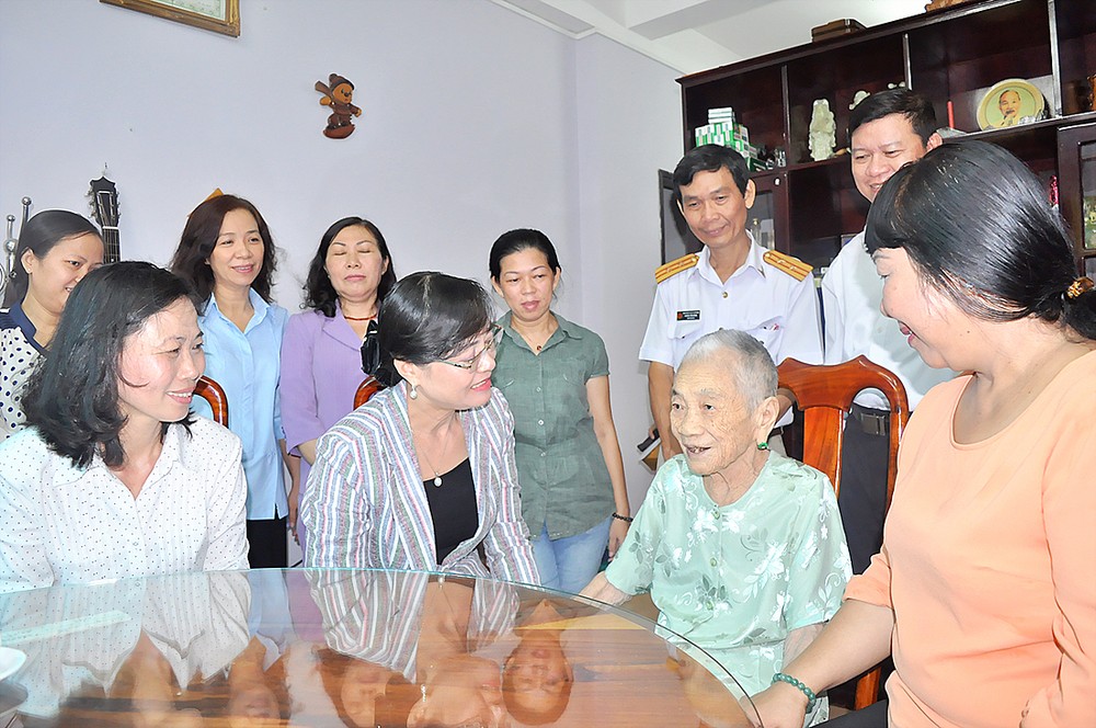 Chairwoman of HCMC People’s Council Nguyen Thi Quyet Tam visits Vietnamese Heroic Mother Le Thi Ngan .(Photo: SGGP) Chairwoman of HCMC People’s Council Nguyen Thi Quyet Tam visits Vietnamese Heroic Mother Le Thi Ngan .(Photo: SGGP)