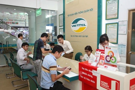 Customers at a Viettel store. Viettel Telecom has asked the Ministry of Information and Communications to revoke regulations controlling businesses with dominant market shares. — VNS Photo Truong Vi Customers at a Viettel store. Viettel Telecom has asked the Ministry of Information and Communications to revoke regulations controlling businesses with dominant market shares. — VNS Photo Truong Vi