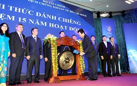 Prime Minister Nguyen Tan Dung (right) rings the gong at the HCM Stock Exchange on Saturday to mark its 15th year of operation. (Photo: VNA/VNS) Prime Minister Nguyen Tan Dung (right) rings the gong at the HCM Stock Exchange on Saturday to mark its 15th year of operation. (Photo: VNA/VNS)