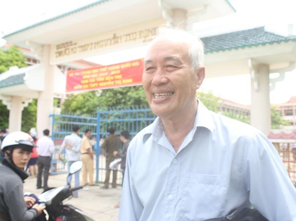 70 year old Ho Ngoc Canh passes the high school graduation examination (Photo: SGGP) 70 year old Ho Ngoc Canh passes the high school graduation examination (Photo: SGGP)
