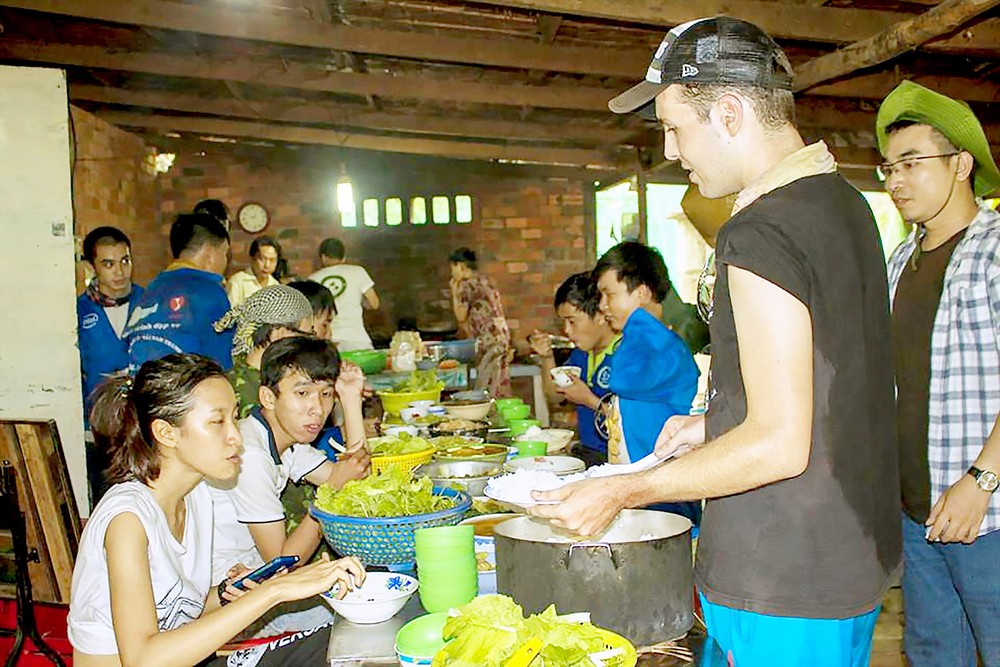 Young volunteers cook charity meals for poor reisndents in Tam Nong District of Dong Thap Province (Photo: SGGP) Young volunteers cook charity meals for poor reisndents in Tam Nong District of Dong Thap Province (Photo: SGGP)