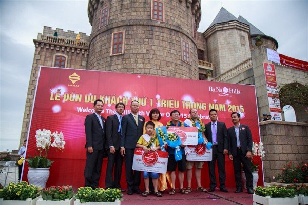 Ba Na Hills Mountain Resort in Da Nang City organized a ceremony welcoming its one millionth tourist in 2015 on July 27. (Photo: Sggp) Ba Na Hills Mountain Resort in Da Nang City organized a ceremony welcoming its one millionth tourist in 2015 on July 27. (Photo: Sggp)