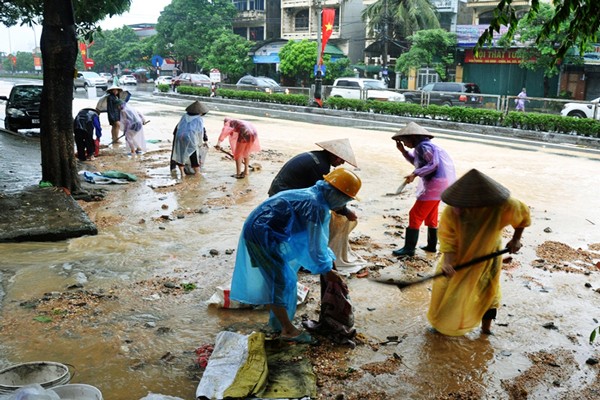 Residents clean up streets in the aftermath of a 40 year record downpour in Quang Ninh province (Photo: SGGP) Residents clean up streets in the aftermath of a 40 year record downpour in Quang Ninh province (Photo: SGGP)