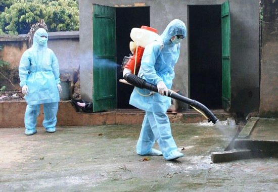 Workers spray antiseptic to prevent diseases (Photo: SGGP) Workers spray antiseptic to prevent diseases (Photo: SGGP)