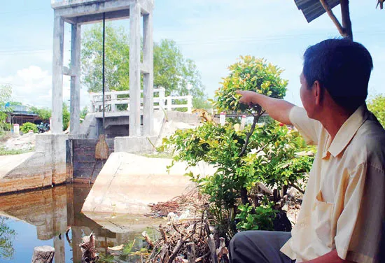 Cà Mau: Xây cống thủy lợi rồi… đập bỏ