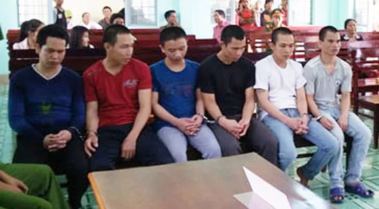 Nhóm côn đồ mang “hàng nóng” đi cướp, hiếp dâm lãnh 108 năm tù