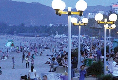 Dark days: Tourists enjoy swimming at night near Tran Phu Street in Nha Trang. — Photo vnexpress.net Dark days: Tourists enjoy swimming at night near Tran Phu Street in Nha Trang. — Photo vnexpress.net
