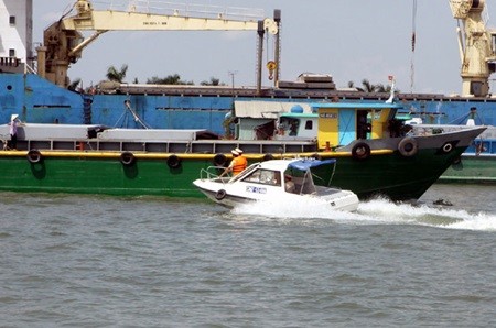 Waterway transport police patrol Long Xuyen City in the southern province of An Giang. The Ministry of Transport has collected comments to complete a waterway traffic draft decree. — VNA/VNS Photo The Duyet Waterway transport police patrol Long Xuyen City in the southern province of An Giang. The Ministry of Transport has collected comments to complete a waterway traffic draft decree. — VNA/VNS Photo The Duyet