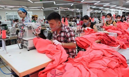 Labourers work at a garment company in Chuong My Industrial Zone in Ha Noi's Chuong My District. About 34 per cent of labourers are dissatisfied with their jobs or pay, a survey showed. (Photo: VNA/VNS) Labourers work at a garment company in Chuong My Industrial Zone in Ha Noi's Chuong My District. About 34 per cent of labourers are dissatisfied with their jobs or pay, a survey showed. (Photo: VNA/VNS)