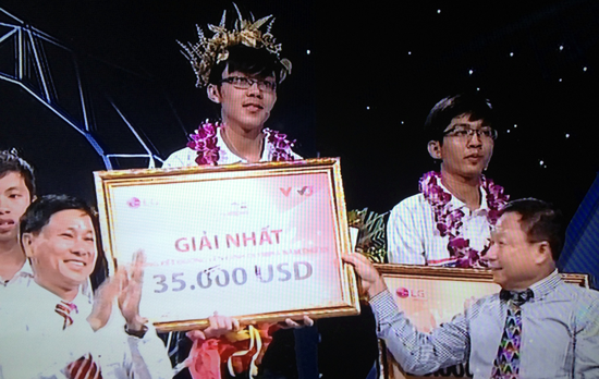 Van Viet Duc receives the prize of US$35,000 (Photo: SGGP) Van Viet Duc receives the prize of US$35,000 (Photo: SGGP)