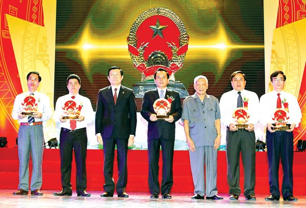 State President Truong Tan Sang, former General Secretary Le Kha Phieu grant national golden coat of arms symbol to outstanding individuals and groups. (Photo:SGGP) State President Truong Tan Sang, former General Secretary Le Kha Phieu grant national golden coat of arms symbol to outstanding individuals and groups. (Photo:SGGP)