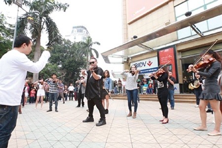 Rhapsody Philharmonic will perform classical music at Vincom Towers on Sunday from 4pm to 6pm. Vincom Towers is one of 10 locations in Ha Noi to host Autumn Music Festival. Rhapsody Philharmonic will perform classical music at Vincom Towers on Sunday from 4pm to 6pm. Vincom Towers is one of 10 locations in Ha Noi to host Autumn Music Festival.