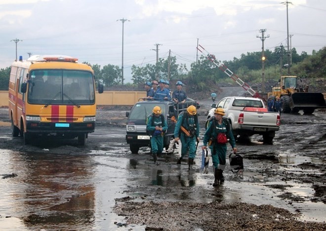 Rescuers are sent to save the victims (Photo: VNA)