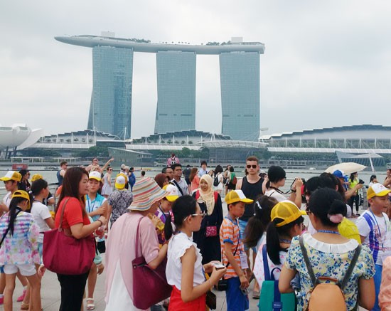 Crowded tourists visit Singapore. (Photo:Huyen Huong) Crowded tourists visit Singapore. (Photo:Huyen Huong)