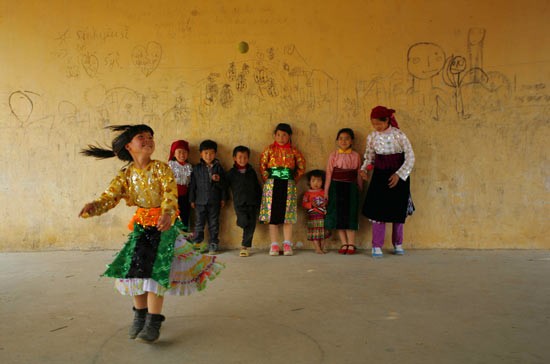 Photo of "Vui choi ben buc tưong tuoi tho" by Nguyen Anh An. Photo of "Vui choi ben buc tưong tuoi tho" by Nguyen Anh An.