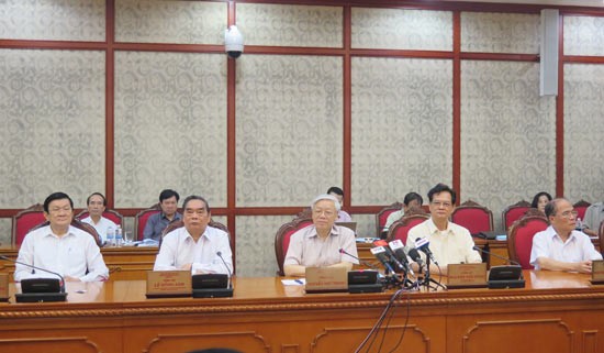 General Secretary Nguyen Phu Trong (C) and Politburo members work with HCMC Party Standing Committee on August 29 (Photo: SGGP) General Secretary Nguyen Phu Trong (C) and Politburo members work with HCMC Party Standing Committee on August 29 (Photo: SGGP)