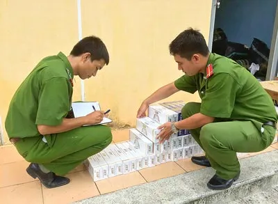 Khởi tố vụ dùng xe xăng dầu chở thuốc lá lậu