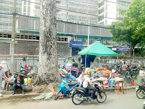 Hàng rong vây kín Bệnh viện Chợ Rẫy