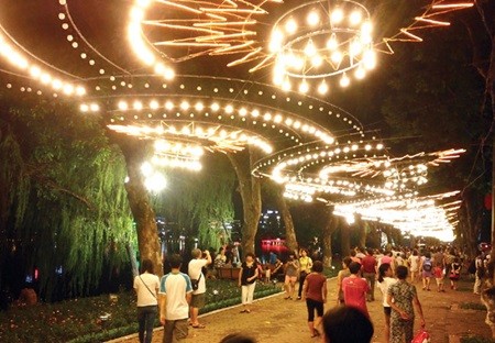 Decorative light systems are installed around Hoan Kiem (Returned Sword) Lake to celebrate the 70th anniversary of Viet Nam's National Day and the August Revolution. (Photo: VNA/VNS) Decorative light systems are installed around Hoan Kiem (Returned Sword) Lake to celebrate the 70th anniversary of Viet Nam's National Day and the August Revolution. (Photo: VNA/VNS)